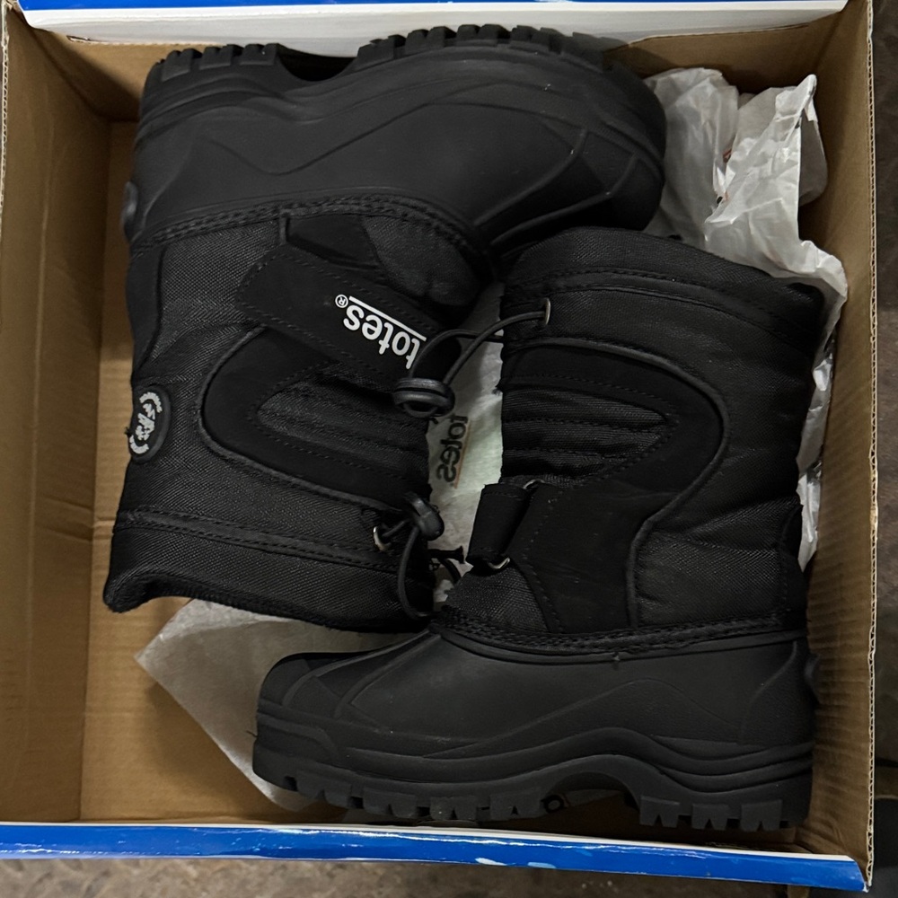 Unisex Little Kids Totes brand snow boots 10c